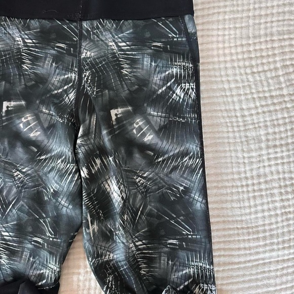 Nike Pro Black and Gray Patterned Leggings Girls Large - Picture 7 of 7